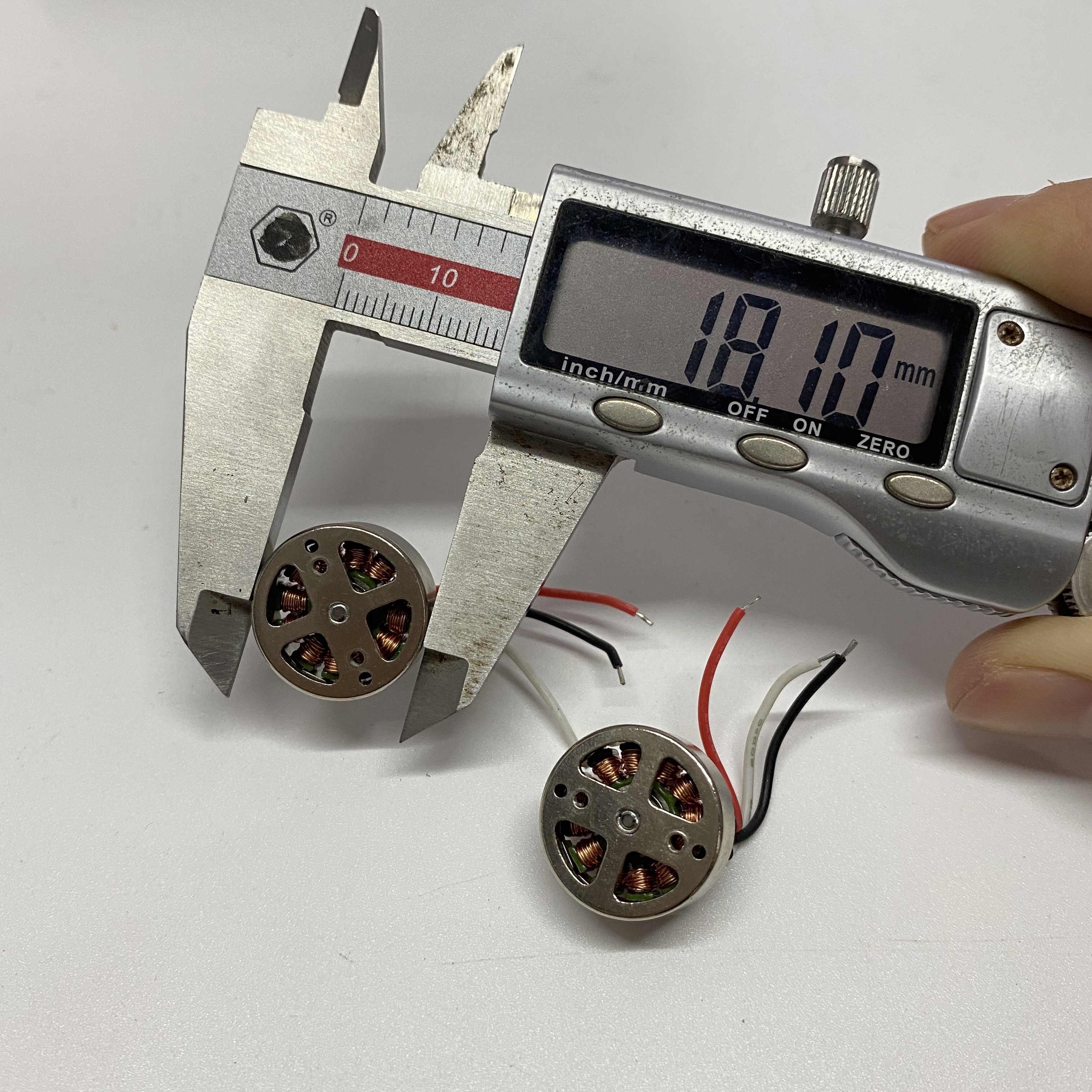 RC Drone 3.7V Brushless Motors - Drone Rc S1S のレビューと価格